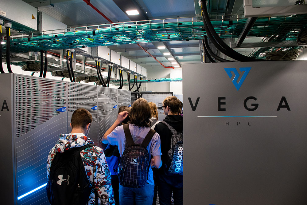 Srednješolci si ogledujejo superračunalnik HPC Vega